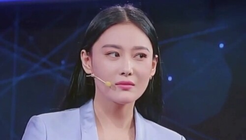 张馨予被曝已秘密产女，网友偶遇其与何捷逛街，被赞身材清瘦