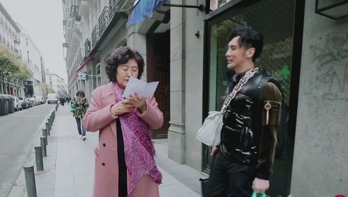 张伦硕妈妈向Siri求助超可爱！贾女士：手机可比你们靠谱多了