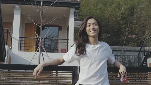 《哪里有彩虹告诉我》独家花絮：长发美男子赵一桉在线教学 与萌宠合照的正确姿势