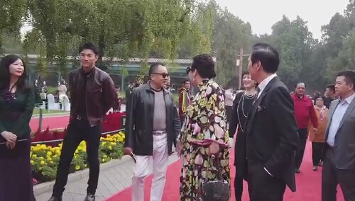 “炁－任哲雕塑个人展览”在北京太庙开幕，向华强和向太现身助阵