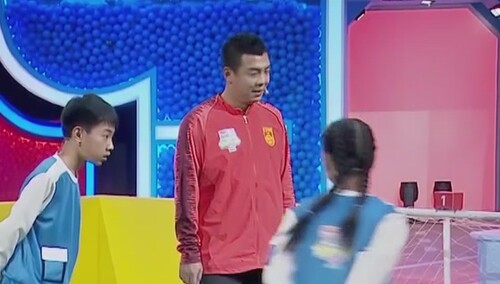 换上“萌萌鞋”的亮哥 如同断掉翅膀的小鸟