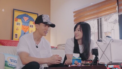 真是个机灵鬼！吴尊夫妇宅家办乐高婚礼