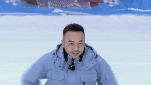 天天兄弟分组人体冰壶比赛 王一博轻松躺赢