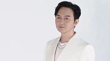 《声生不息》独家侧拍：张智霖迷人笑容时刻优雅