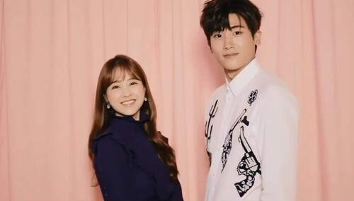 《大力女都奉顺》朴宝英朴炯植新鲜搭档 画报现场粉红满满