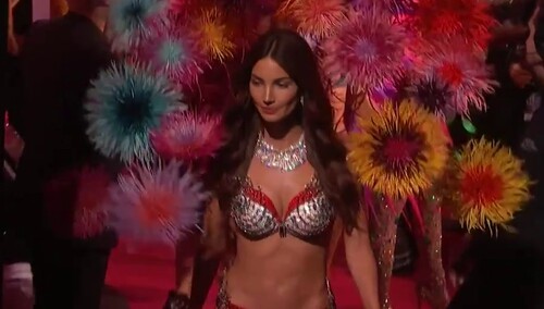 【维秘SHOW】2016维秘天使莉莉·奥尔德里奇的T台之路