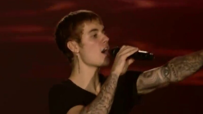 2016全美音乐奖：贾斯汀·比伯帅气依旧 《LET ME LOVE YOU》震撼大合唱引尖叫