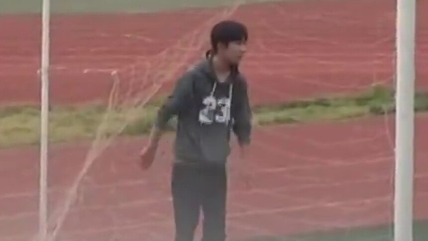 易烊千玺《我们的少年时代》路透 易学长实力教踢球
