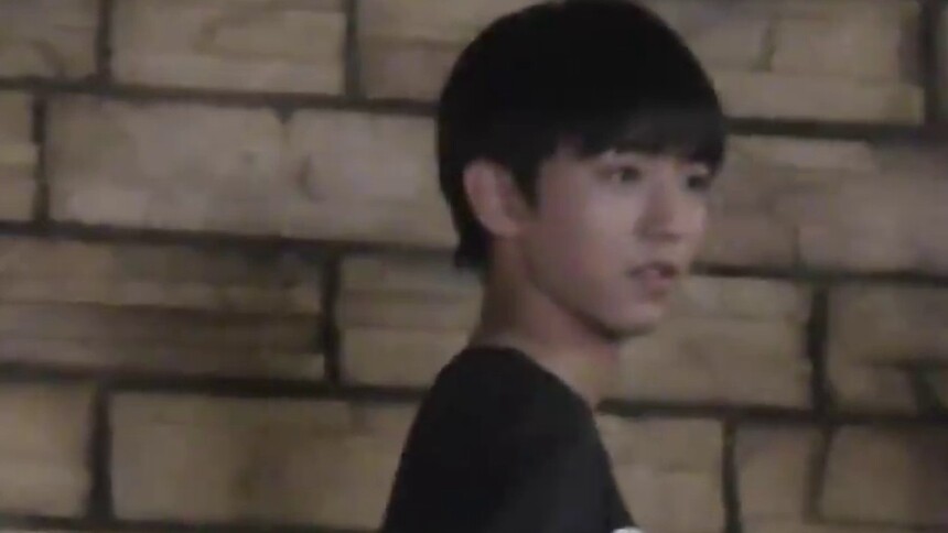 《我们的少年时代》王俊凯路透：邬学长夜戏酷酷的行走在校园小道