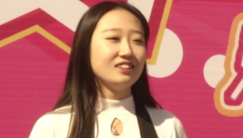 摇滚少女自信嗨唱 激情洋溢点燃现场