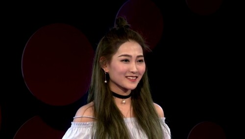 姿势僵硬的美女竟是平面模特？殊不知歌唱还需立体化