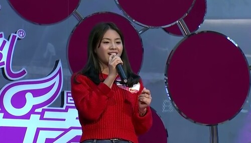 活捉一只小“黄英”！选手中途破音钟勃吐槽唱法太粗犷