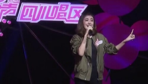 选手唱功引热议 三评委台下议论纷纷争议不断