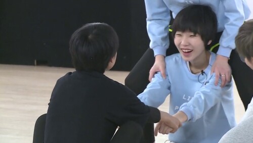 薛明媛拉筋热身直呼太苦 黄佳欣自称偶吧暖心陪练