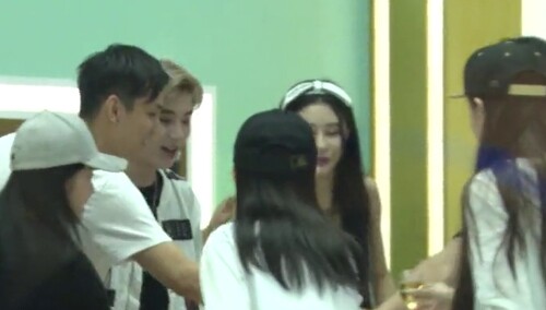 关名扬打趣啤酒变喜酒 房客起哄吕博熠杨馥宇“新婚快乐”