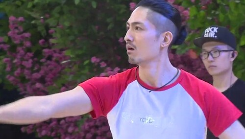 杨馥宇扎气球游戏陷飞镖黑洞 YOYO意外自爆遭马可调侃
