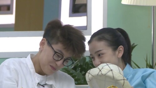 嘻芮狂赞星辰夫妇配一脸 周晨晞姜梓新摸脸杀遭调侃