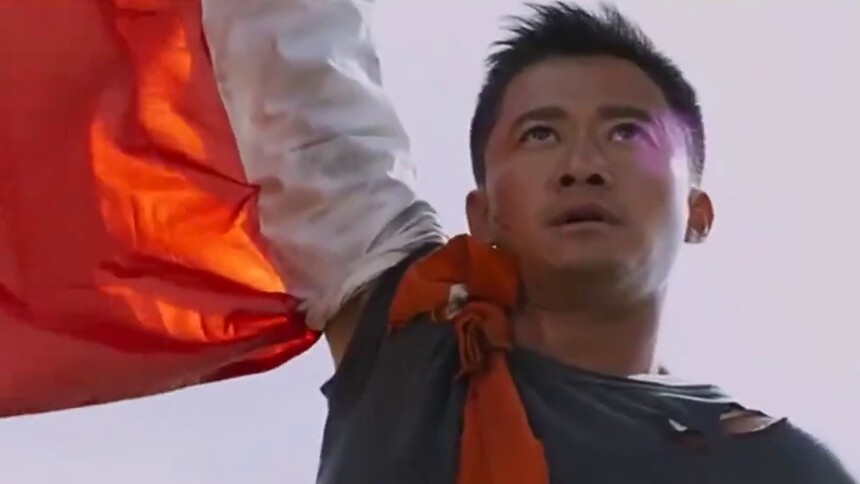 《战狼2》片段：铁血中华！冷锋高举中国国旗成功穿过交战区