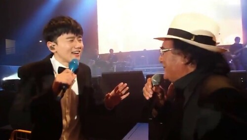 张杰米兰演唱会合唱意大利语歌曲《Felicità》 亲自填写中文歌词