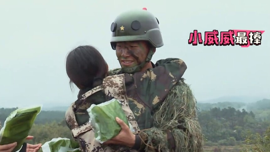 小威威单枪匹马越雷区燃爆圈粉！杨幂激动送爱的抱抱