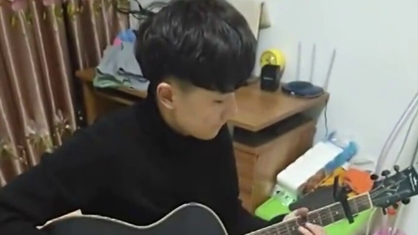2017快乐男声报名选手李亚松：斯文男生弹唱英文歌曲