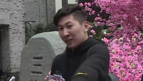 黑衣小哥神还原尔康表情包 深情演绎《流浪记》听醉潘辰