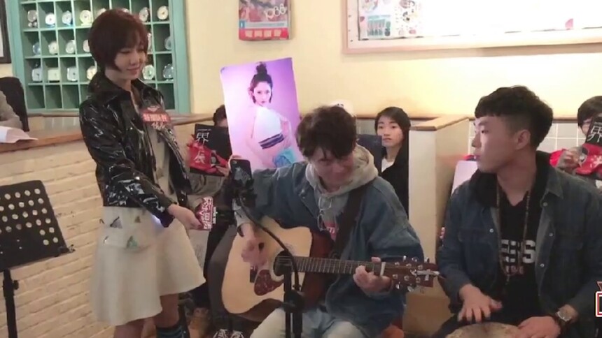吉他少年自带BGM 洪辰狂扭不停简直玩嗨了