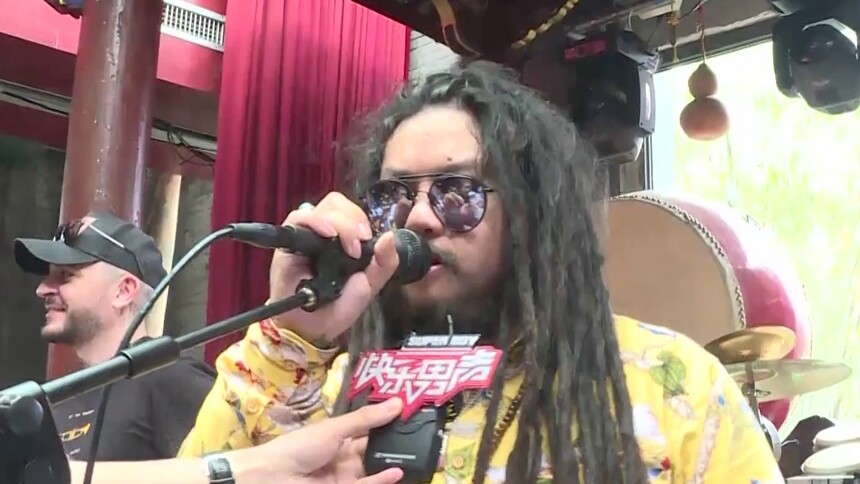 每秒都是高潮！大叔激情飙歌惹谈莉娜热舞起嗨
