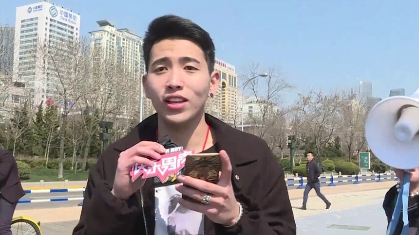 少年舞技开挂居然是音痴？NG不断引居来提拍背鼓励