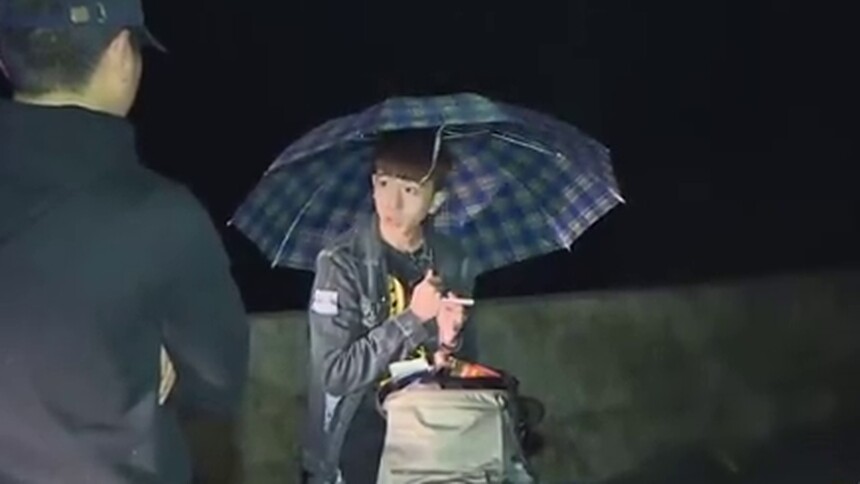 张迪拒交行李物品 怒砸车骂节目组