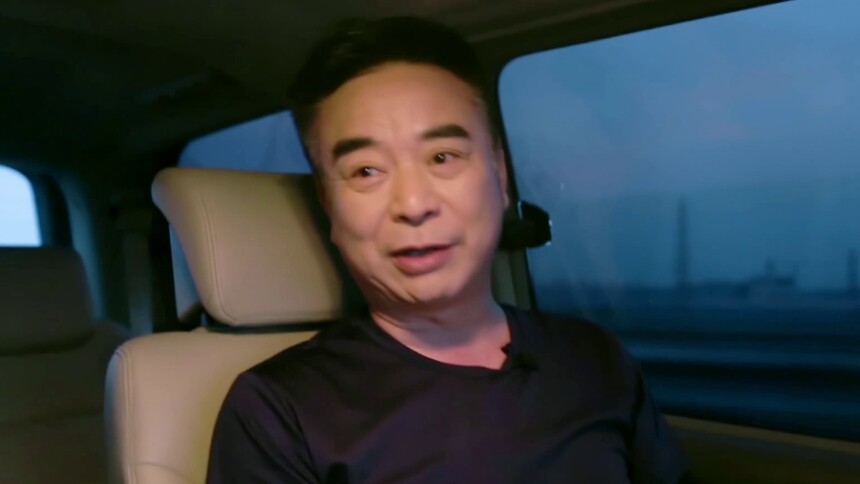 国民老爷上线！岳跃利承包了半个娱乐圈的“爷爷”