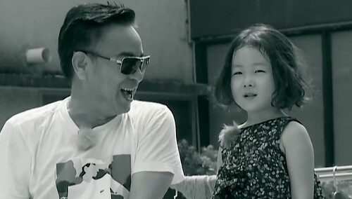 笑到虚脱 围观岳跃利做“套头”模特服