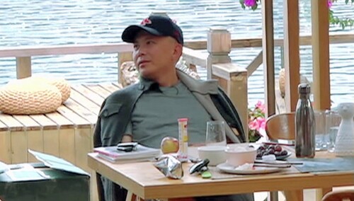 王珂埋怨不停 刘涛生气扔工具