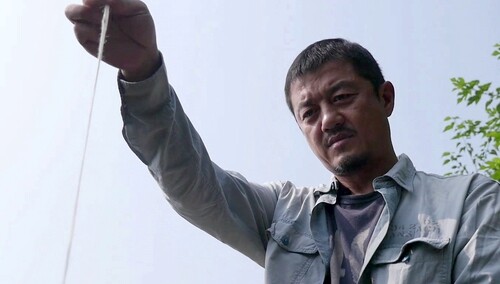 李亚鹏上阵采红构皮 还原古法造纸遇“意外”
