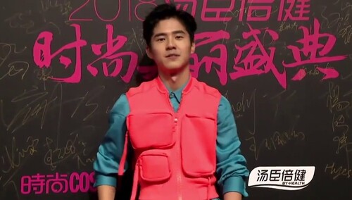 【2018COSMO时尚美丽盛典】红毯直击：可以带动全场气氛的可爱宝儿，刘昊然你穿的这是个啥？