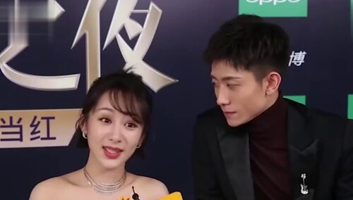 杨紫搞笑模仿张一山莫晓娜式比心！喂喂喂，请问你们几岁啦？