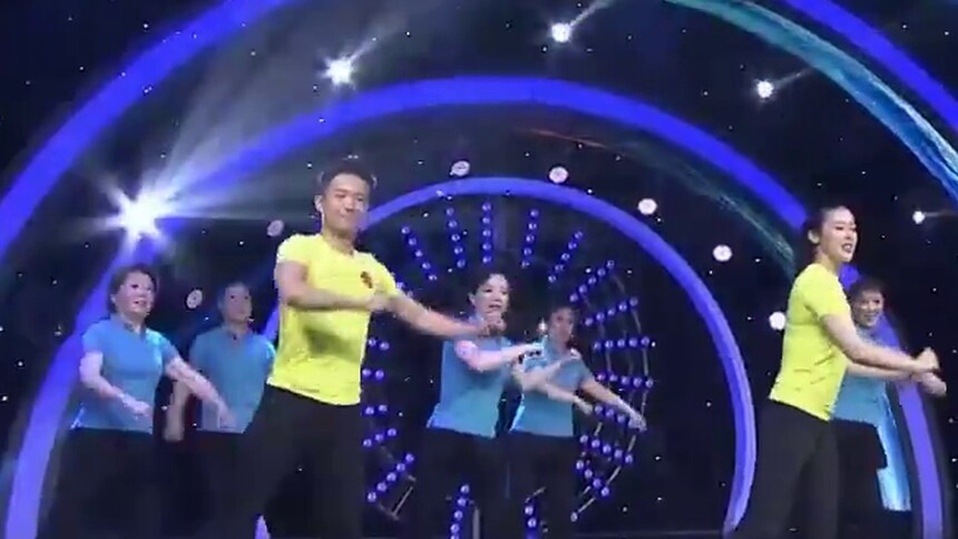 《广场舞金曲》歌曲《策马奔腾》 演唱：凤凰传奇 舞蹈：段睿 刘杰 张佳图 刘涵等