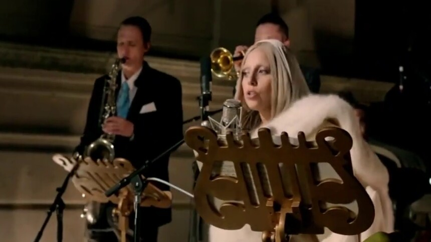 Lady Gaga《White Christmas》