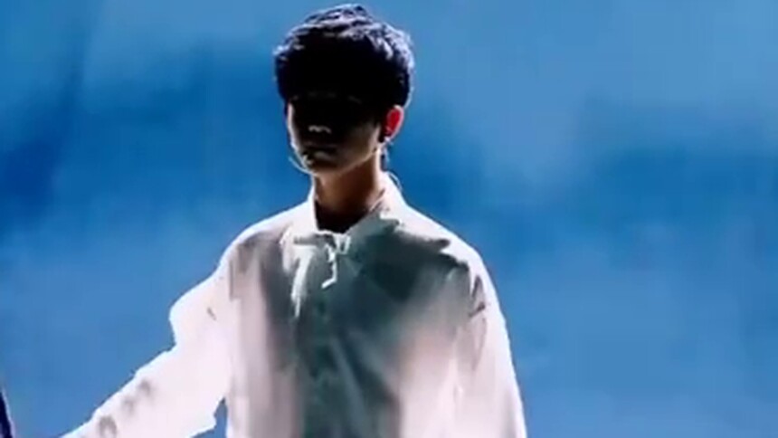 敖子逸白衬衣起舞，网友：心跳加速每一秒