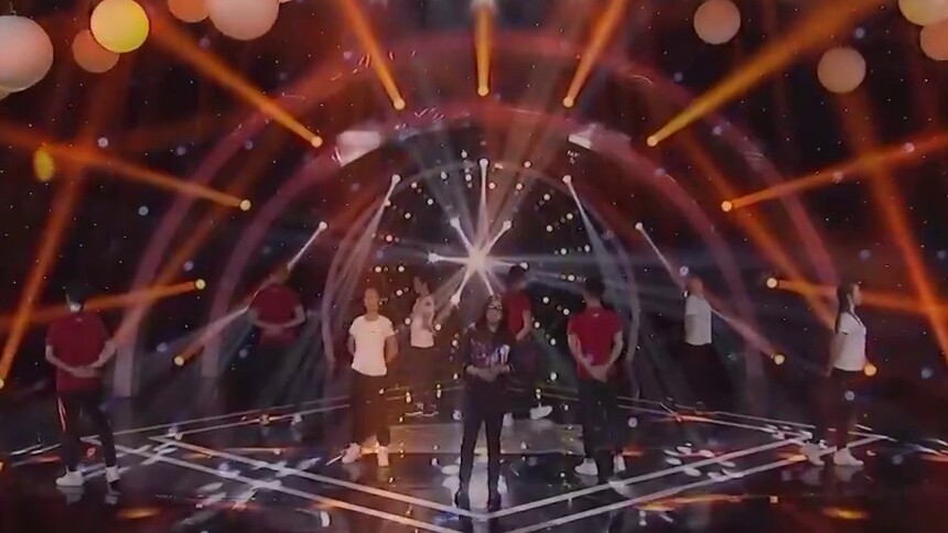 《广场舞金曲》歌曲《心会跟爱一起走》 演唱：郭峰 舞蹈：刘杰 段睿 何骆 刘飞飞 张佳图等