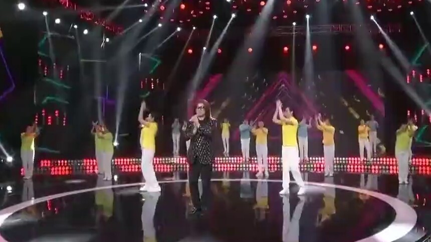 《广场舞金曲》歌曲《一起快乐》 演唱：郭峰 舞蹈：北京欣丰舞蹈队