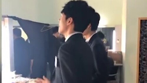 小声探班：仝卓星元后台尬舞 李彦锋吃瓜加入