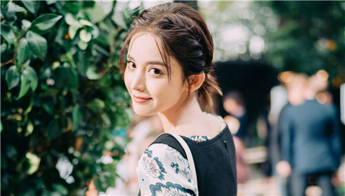 【红秀Grazia】红秀时装周现场 娜扎亮相纽约时装周秀场，一袭黑色方领背带裙叠搭印花长裙，别具一格的文艺复古少女腔调