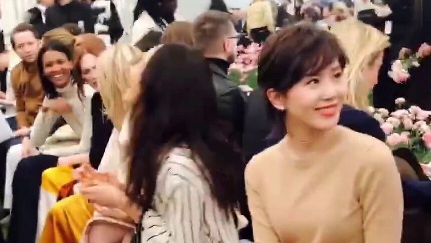 【if】2018秋冬时装周纽约站：刘诗诗与朱利安摩尔一起看秀 身旁还坐着Maggie Q