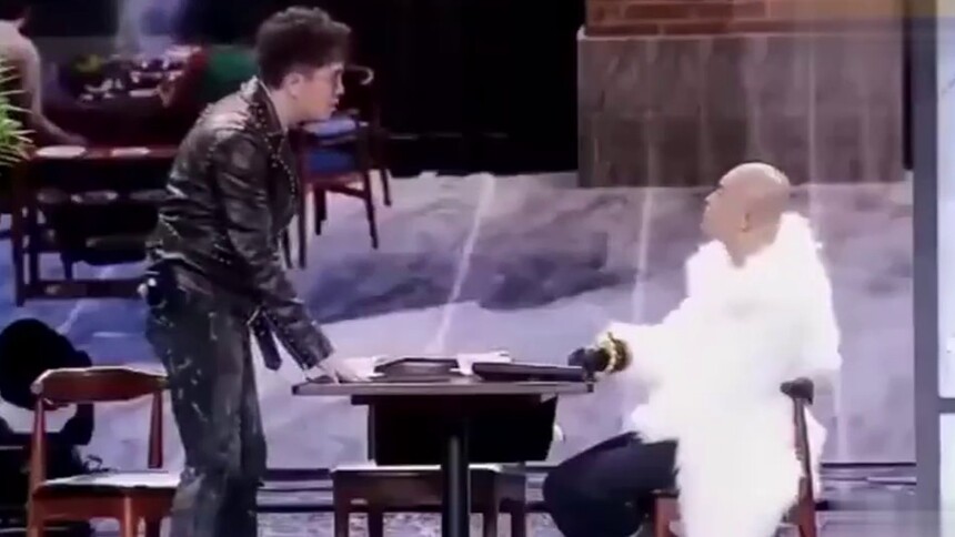 【爆笑生活小剧场】包贝尔翟天临搞笑小品，包贝尔实力演绎碰瓷，台下观众笑成一片了！