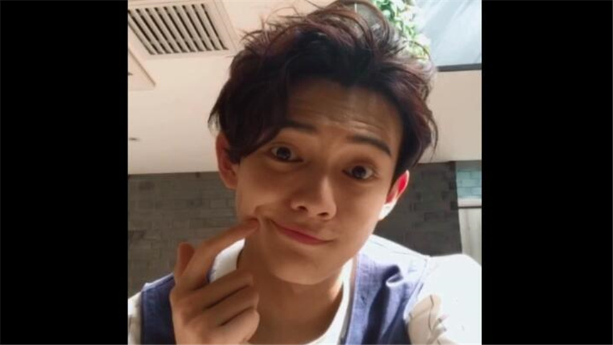 【香蕉街拍】李逸男小哥哥竟然说他最近又胖了？