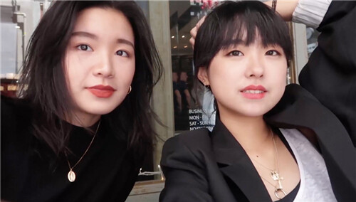 【少女私服志】美女博主分享香港旅行穿搭日记！右边的小姐姐长得有点像徐濠萦？