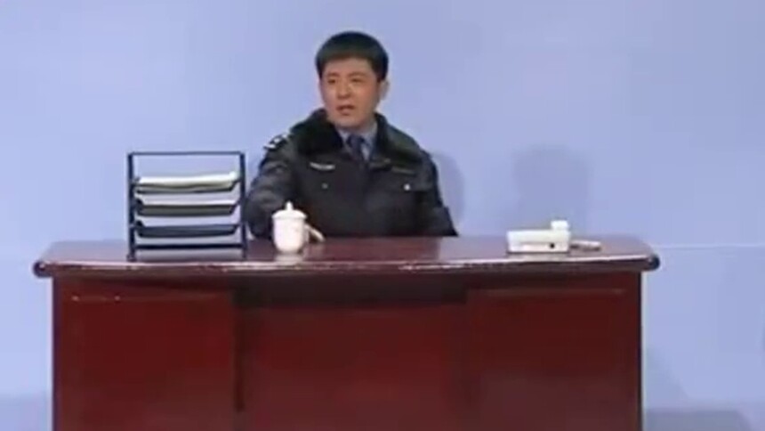 这个民警也太强大，随叫随到就算了，还是个戏精！太好笑了！
