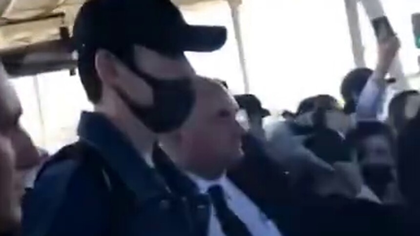 朱一龙现身悉尼机场，被众多保镖簇拥，小笼包的队伍太壮观了