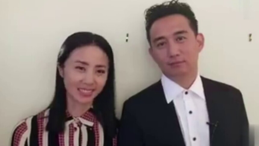 孙莉黄磊同框快问快答，黄磊说话的时候，孙莉在旁边看着他含情脉脉的眼神